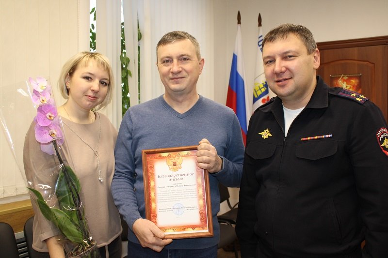 Шелеховские полицейские поблагодарили семейную пару за предотвращение тяжкого преступления